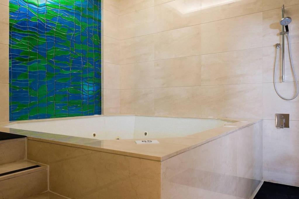 Versace Tower Luxury - Downtown Apartment *