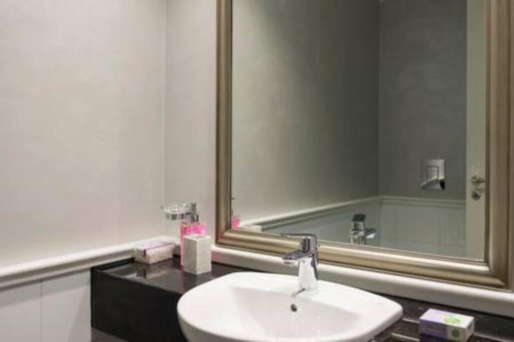 Versace Tower Luxury - Downtown Apartment